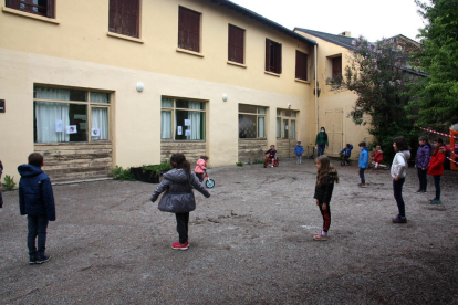 El pati d'una escola situada a la banda administrativament francesa de la Cerdanya.