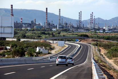 El polígono norte de Tarragona, con las chimeneas en el fondo, y la autovía A-27.