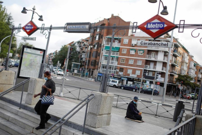 Vista de l'accés a l'estació de metro de Carabanchel, a Madrid, aquest diumenge.
