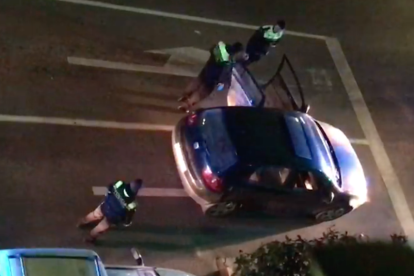 Agents de la Guàrdia Urbana de Tarragona aturen un cotxe