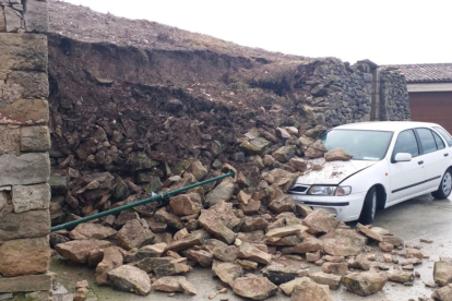 Esfondrament d'un mur del castell de les Piles a causa del temporal per la runa, amb un vehicle afectat.