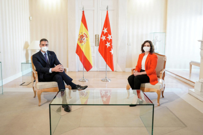 El presidente del gobierno español Pedro Sánchez y la presidenta de la Comunidad de Madrid, Isabel Díaz Ayuso durante la reunión.