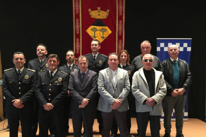 Imatge de grup dels policies locals que han rebut el reconeixement, amb l'alcalde, el regidor de Seguretat i el primer regidor de Seguretat que hi va haver al municipi.