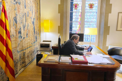 El president de la Generalitat, Quim Torra, reunit per videoconferència, des de la Casa dels Canonges.