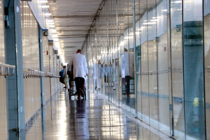 Un pasillo del Hospital del Mar; el doctor Robert Güerri, médico adjunto del Servicio de Enfermedades Infecciosas.