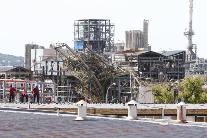 Imagen de la estructura principal de la planta, que quedó doblada a causa de la explosión.