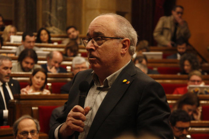 Primer pla del conseller d'Educació, Josep Bargalló, al ple del Parlament.