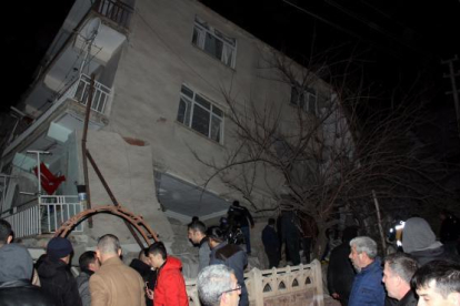 Un edifici destruit després del sisme de 6,5 graus a Turquia.