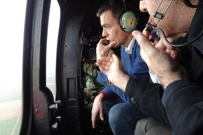 Pedro Sánchez observante los desperfectos ocasionados por el temporal desde un helicóptero.
