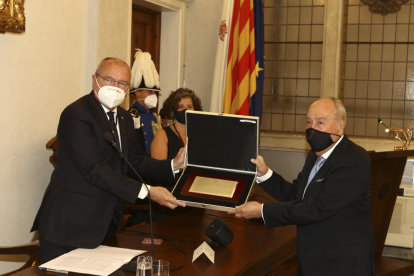 Antoni Pont recogiendo el título de manos del alcalde, Carles Pellicer.