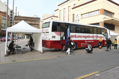 El bus del Banc había recibido ayer a media mañana, ante el Mercado Central de Reus, a unas 25 personas.