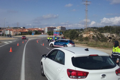 Control dels Mossos d'Esquadraa a una de les sortides de la ciutat de Trragona.