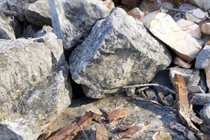 Restos humanos y material bélico de la Batalla del Ebro que se puede encontrar en superficie en las cotas de la Terra Alta donde se proyecta el parque eólico Tramuntana 3.