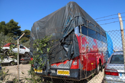 Imatge del lateral de l'autocar sinistrat a Freginals, estacionat al dipòsit municipal de vehicles d'Amposta.