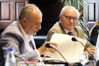 El secretari general del Parlament, Xavier Muro, amb el lletrat major, Joan Ridao, en la reunió de la Mesa.