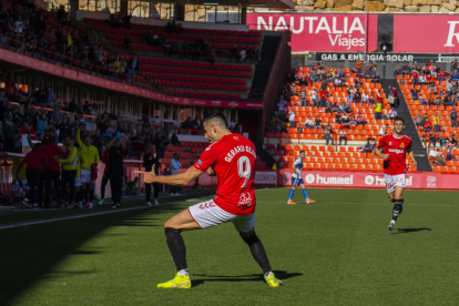 Gerard Oliva, celebrant un dels dos gols que va anotar durant el Nàstic-Ebro (4-1).
