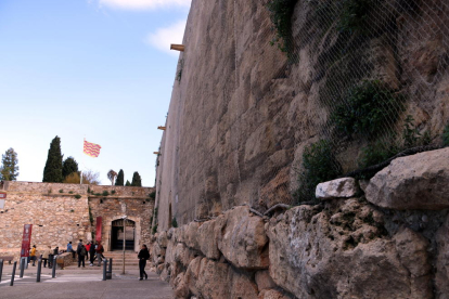 Tram de la muralla romana de Tarragona ubicat al portal del Roser i a la via de l'Imperi romà.