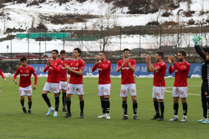 Es jugadors grana a l'inici del partit contra l'Andorra