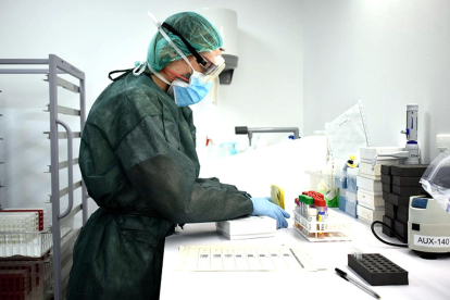 Análisis de pruebas de PCR para detectar la presencia del coronavirus en la sede de un laboratorio clinic del ICS.