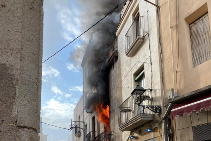 Imatge de l'incendi que ha afectat l'immoble número 41 del carrer Ferreres.