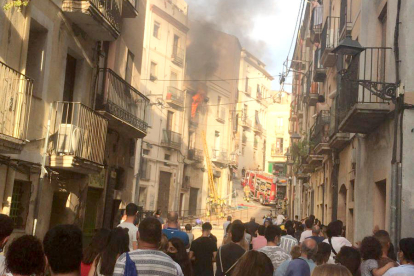 El foc s'hauria iniciat als baixos de l'edifici, que també dona a la plaça dels Sedassos.