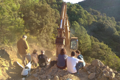 El martillo hidráulico trabajando justo delante de los ecologistas que se oponen al parque eólico del Vedat del Pany.