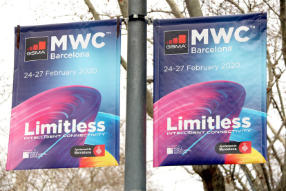 Dues banderoles del MWC 2020 penjant a la Gran Via de Barcelona.