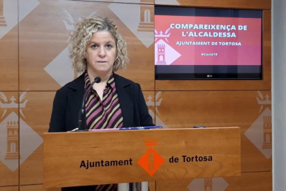 La alcaldesa de Tortosa Meritxell Roigé durante la rueda de prensa posterior a la reunión de seguimiento de la crisis sanitaria del coronaviurus