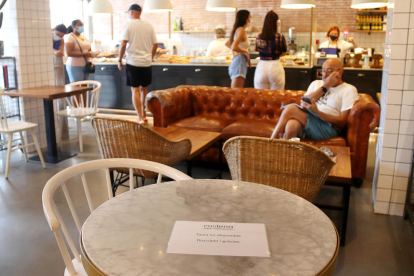Imagen de archivo de una cafetería de Reus con mesas|tablas no disponibles para mantener distancias de seguridad.