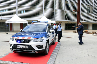 El cap dels Mossos d'Esquadra, el comissari Eduard Sallent, mostra un dels nous cotxes de seguretat ciutadana al conseller d'Interior, Miquel Sàmper.