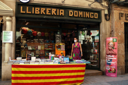 Parada de libros de la librería Domigo de Reus en el Sant Jordi de verano.