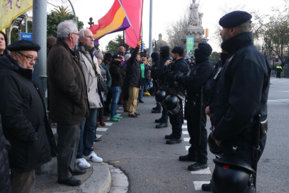 Pla mitjà dels manifestants independentistes davant del cordó policial al Passeig Picasso de Barcelona.