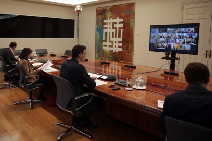La reunió del president del govern espanyol, Pedro Sánchez. dels ministres Salvador Illa, Margarita Robles, José Luis Ábalos i Fernando Grande Marlaska en una videoconferència amb els presidents autonòmics