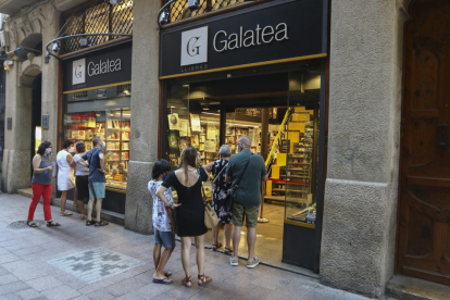 Clients hacen cola para acceder a la Librería Galatea.