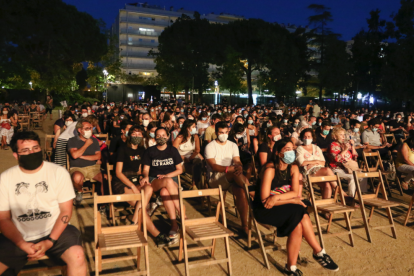 Imatge del públic assegut minuts abans de començar el concert dels Manel.