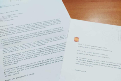 Pla detall de la carta i la invitació del Govern rebudes amb quinze anys de retard per l'Ajuntament dels Guiamets.