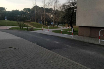 Aspecte que ofereix un parc de Gdansk, sense gent al carrer