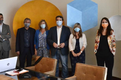 Foto de la familia después de la firma para el traspaso de la empresa gestora del Hospital Comarcal de Móra d'Ebre.