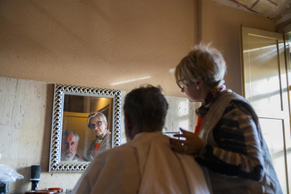 Uno de los usuarios del servicio solidario de peluquería, el pasado lunes en la parroquia de Sant Joan.