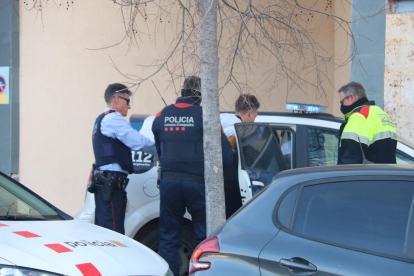 Los Mossos d'Esquadra se llevan a un joven en la operación contra un grupo dedicado a cometer delitos contra el patrimon