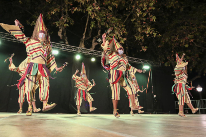 Los integrantes del Baile de Delgaduchos, ayer en el escenario, con las mascarillas puestas.