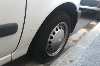 Una rueda de uno de los vehículos afectados pinchada.