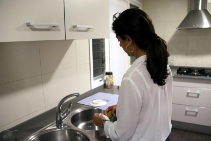 Una mujer haciendo tareas domésticas.