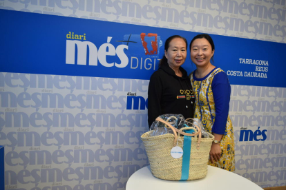 Sun Xiaojiao y su madre con la cesta.