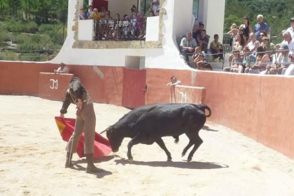 Plano general de la actuación de un torero durante uno de los espectáculos taurinos que se celebrarían ilegalmente en Alfara.