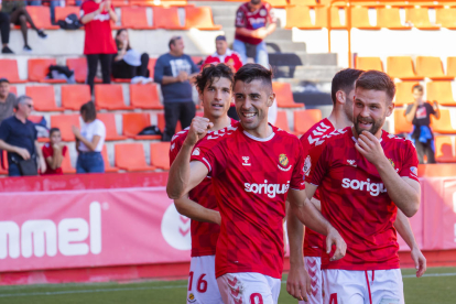 Oliva celebra un gol contra el Ebro acompañado de David Goldar.