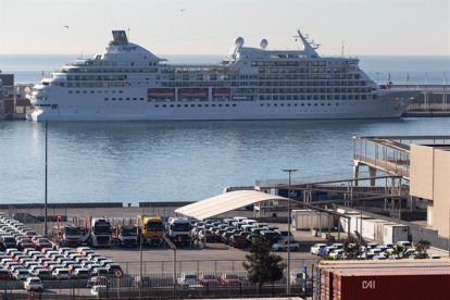 Imagen de un crucero en cuarentena en el Puerto de Barcelona.