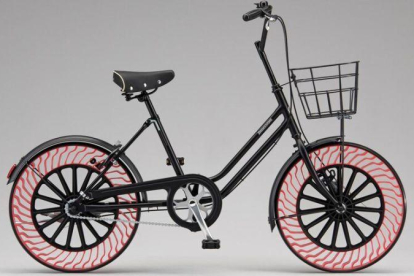 Una bicicleta amb rodes sense aire de Bridgestone.