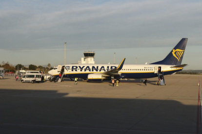Una imatge d'arxiu d'un avió de Ryanair que acaba d'aterrar a les pistes de Reus.