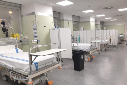 Imatge d'arxiu d'una sala d'un centre hospitalari amb llits buits.